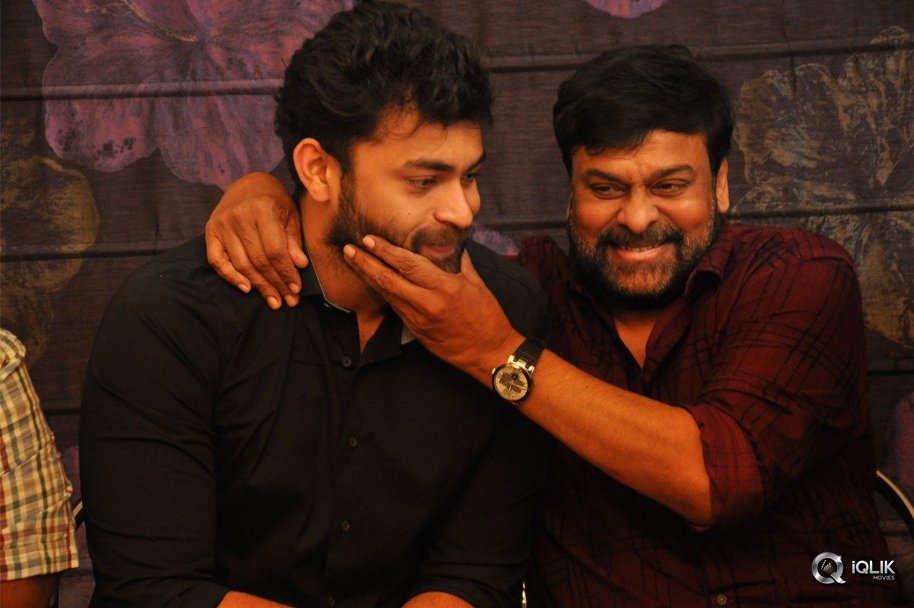 Chiranjeevi-Felicitates-Tholi-Prema-Movie-Team-at-His-Home